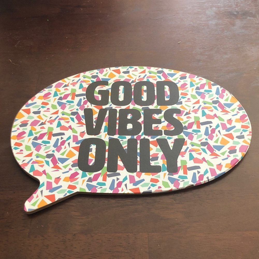 🛍️ Colorful 'Good Vibes Only' Wall Sign